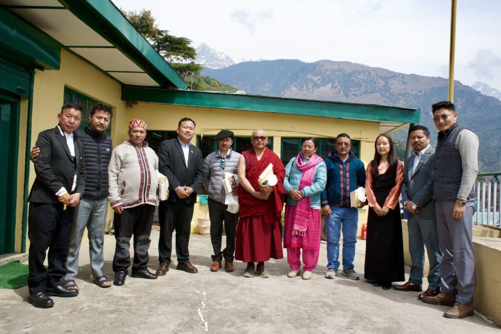 ལ་དྭགས་ཀྱི་ཚོགས་པ་ཆེ་ཁག་གི་སྐུ་ཚབ་ཁག་ཅིག་གཞོན་ལྷན་ཡིག་ཚང་དུ་གདན་ཞུས་ཀྱིས་ད་བར་བོད་དོན་འཐབ་རྩོད་ཐད་རྒྱབ་སྐྱོར་གནང་བར་ཐུགས་རྗེ་ཆེ་ཞུས་པ་དང་འབྲེལ་ཞལ་ལག་སྟབས་བདེ་ཞིག་འབུལ་ལམ་ཞུས་ནས་སླད་མ་འོངས་པར་ཡང་བོད་དོན་ཐད་རྒྱབ་སྐྱོར་རོགས་རམ་སྔར་ལྷག་གནང་སྐྱོང་ཡོང་བའི་འབོད་སྐུལ་ཡང་ཞུས།